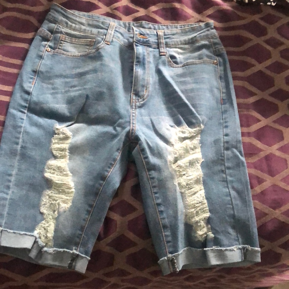 Jean ripped Bermuda shorts